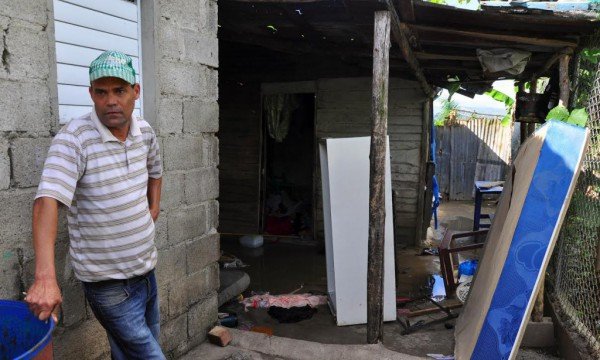 Un hombre permanece de pie fuera de una de las viviendas de ciudadanos haitianos, a las que le sacaron los ajuares que luego fueron destruidos